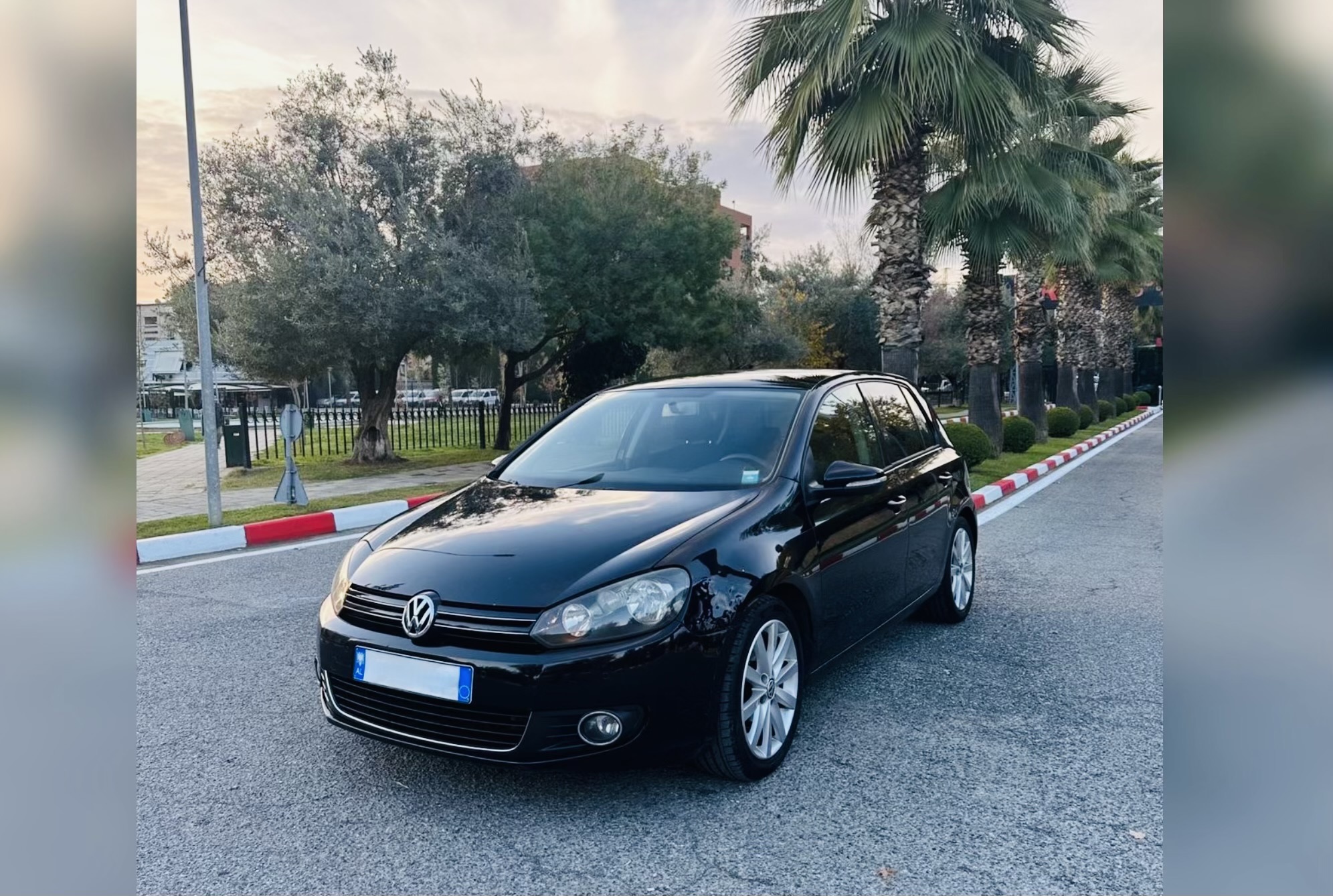 Volkswagen Golf - side view