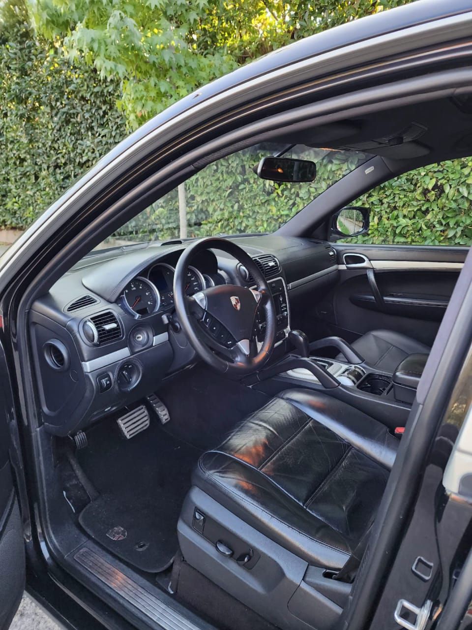 Porsche Cayenne - side view