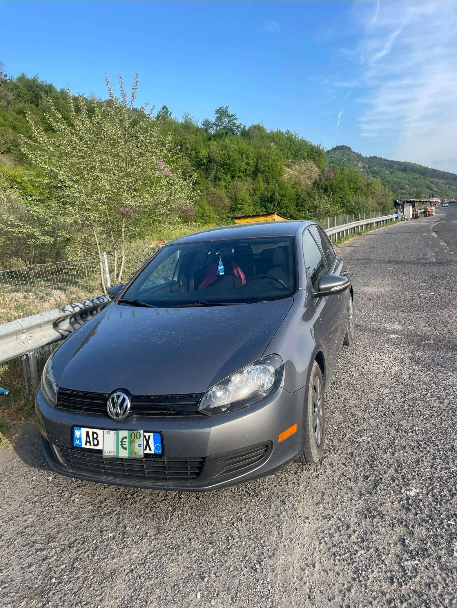 Volkswagen Golf - side view