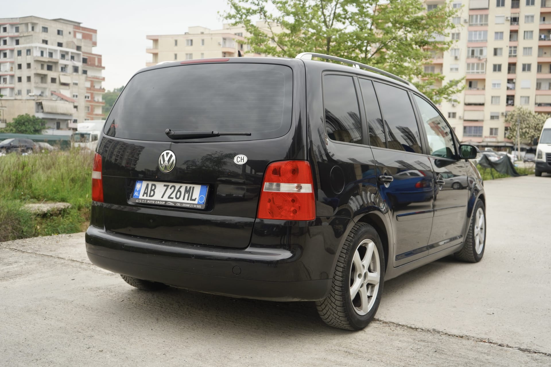 Volkswagen Touran - main photo