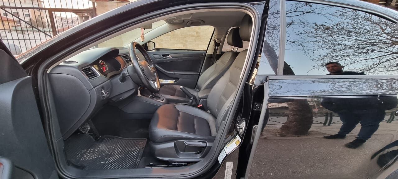 Volkswagen Jetta - side view