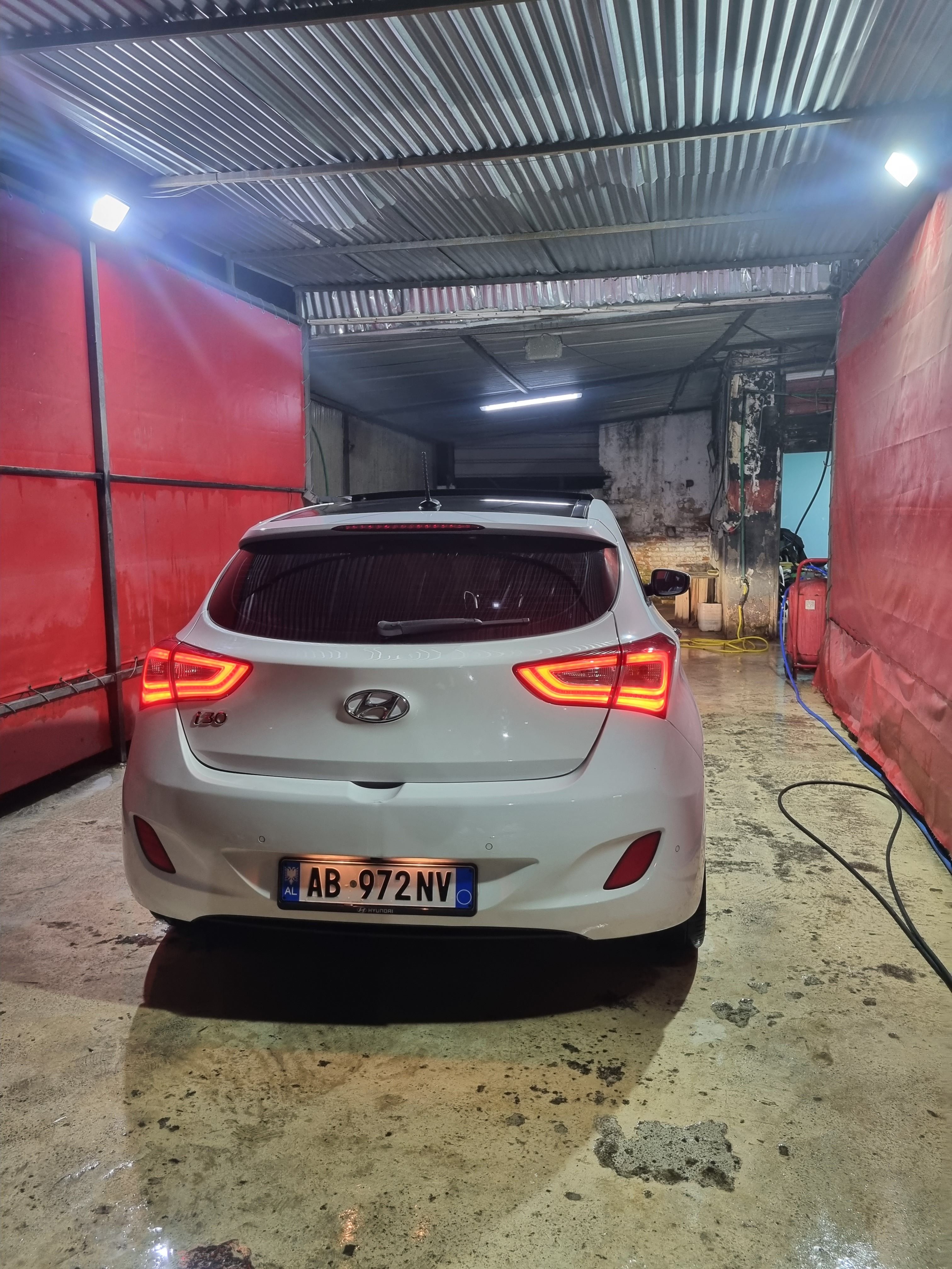 Hyundai I30 - side view