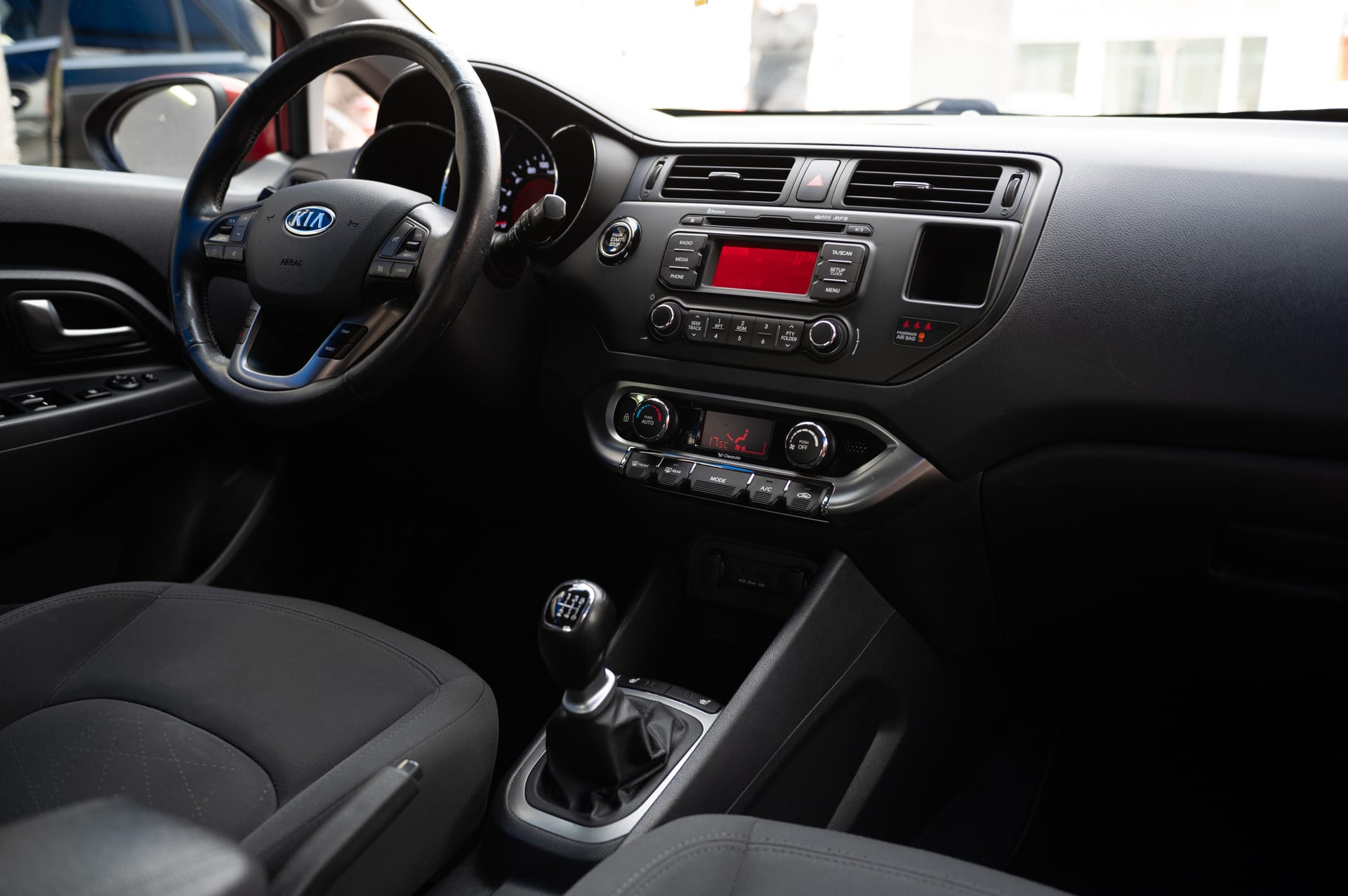Kia Rio - side view