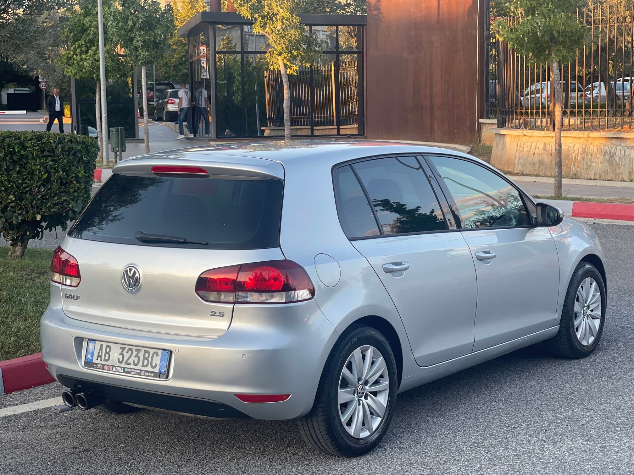 Volkswagen Golf - side view