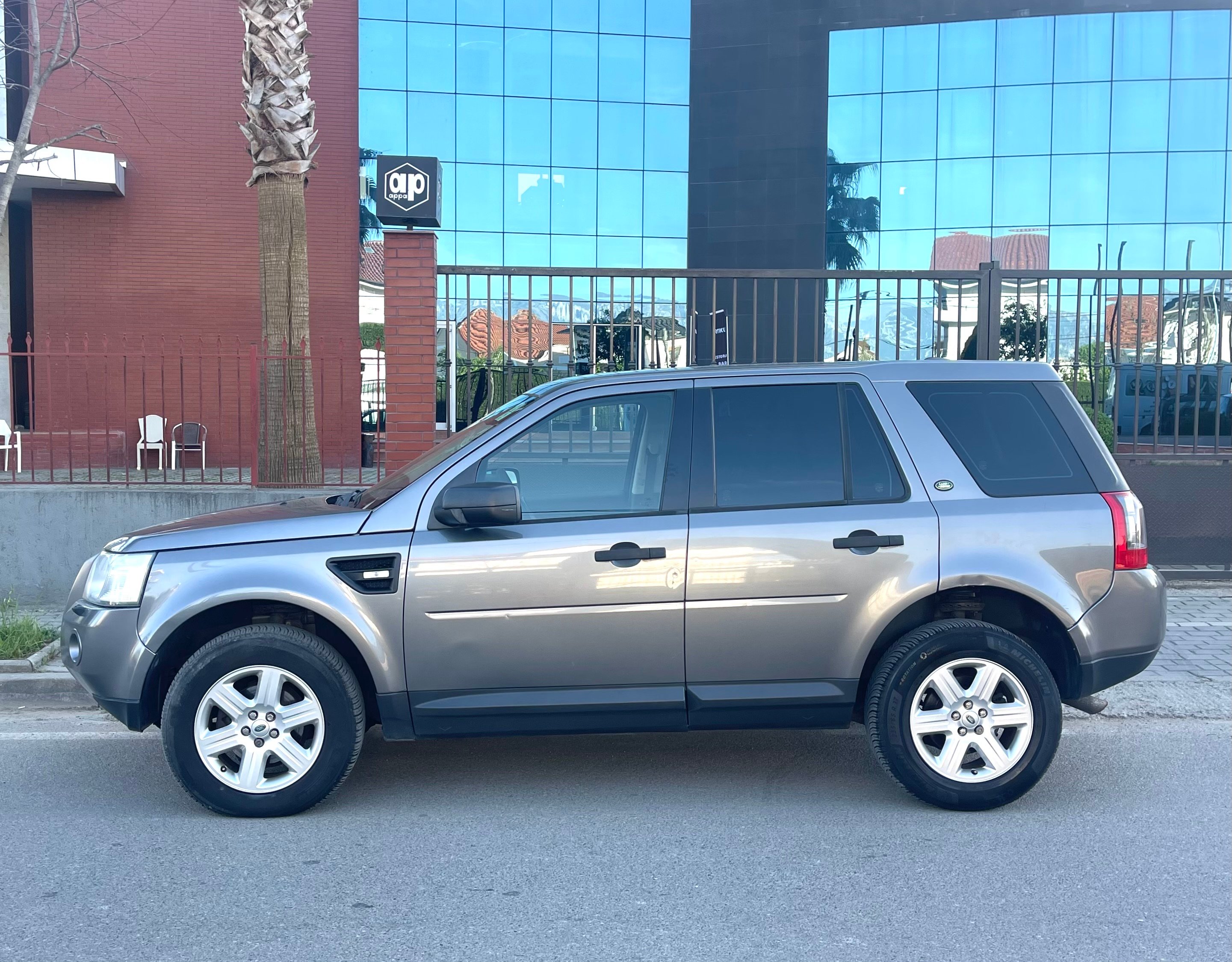 Land Rover Freelander - side view